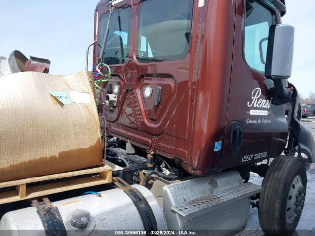 Freightliner Cascadia 113 Image 13