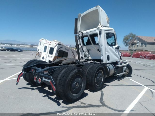 Freightliner Cascadia 126 Image 8