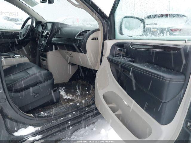 Chrysler Town & Country Touring-l Image 15