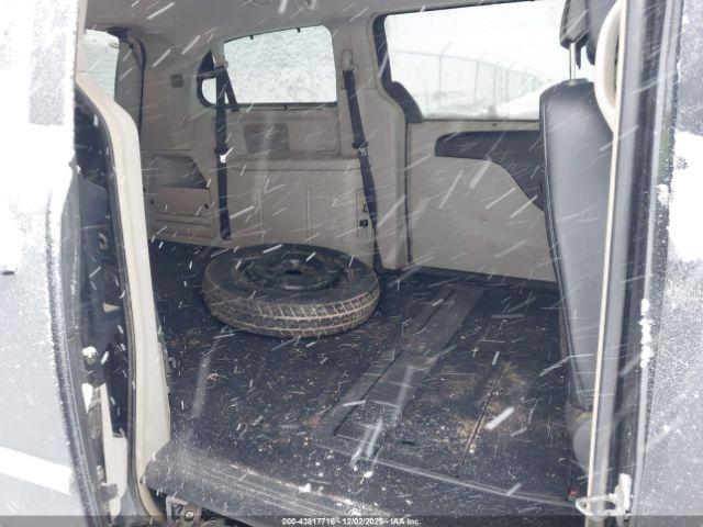 Chrysler Town & Country Touring-l Image 6