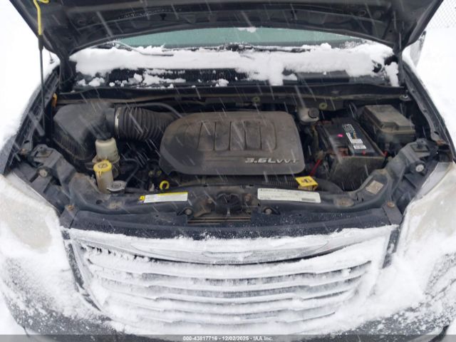 Chrysler Town & Country Touring-l Image 8