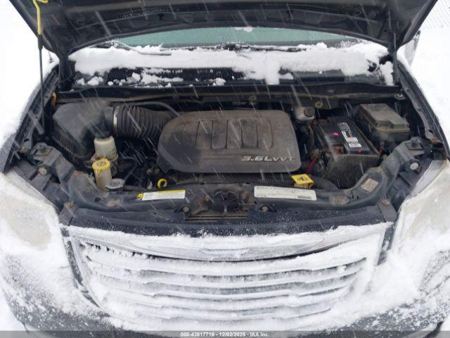 Chrysler Town & Country Touring-l Image 8