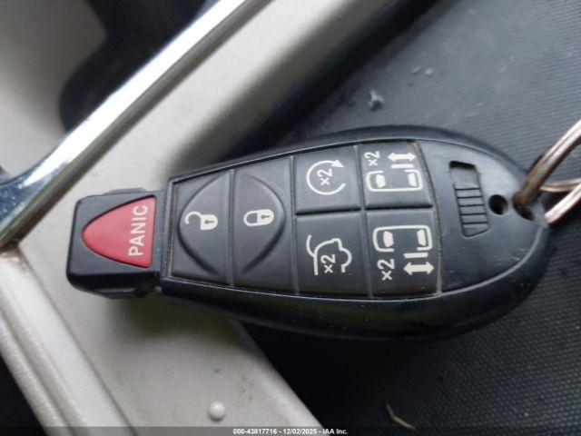 Chrysler Town & Country Touring-l Image 9