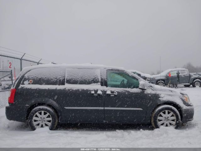 Chrysler Town & Country Touring-l Image 13