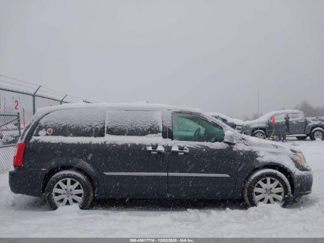 Chrysler Town & Country Touring-l Image 13