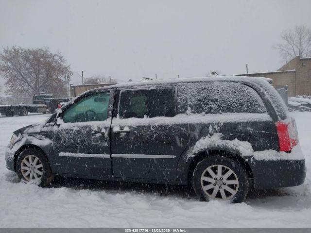 Chrysler Town & Country Touring-l Image 14