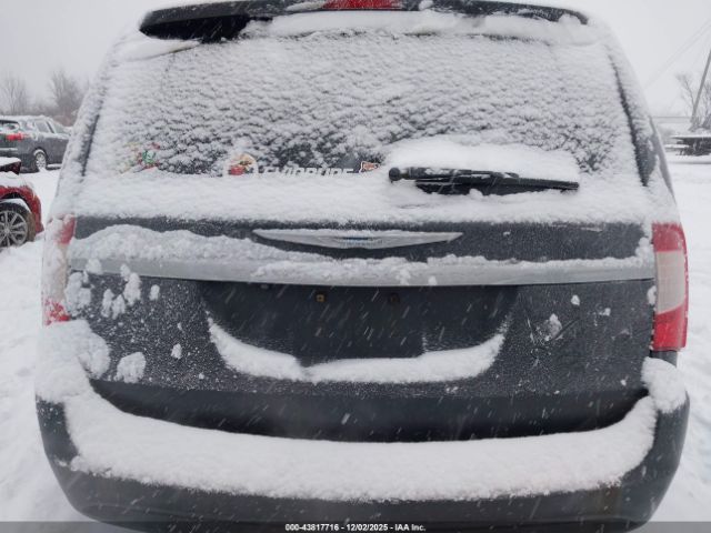 Chrysler Town & Country Touring-l Image 3