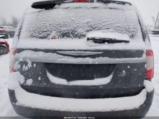 Chrysler Town & Country Touring-l Image 3