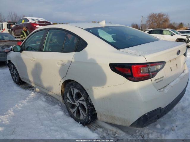 Subaru Legacy Premium Image 4