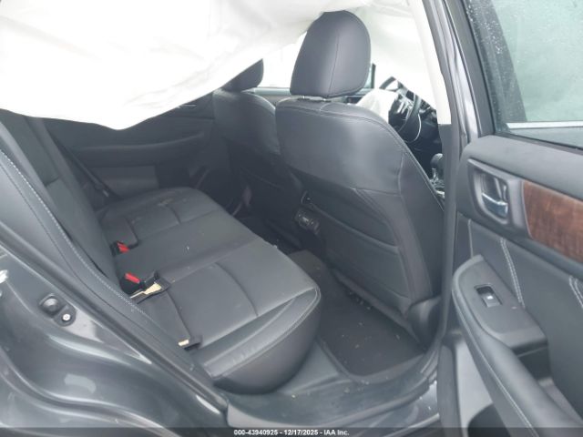 Subaru Outback 2.5i Limited Image 6