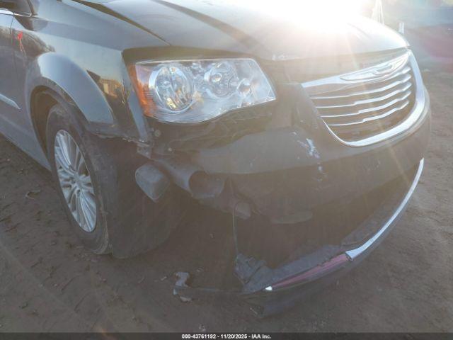 Chrysler Town & Country Touring-l Image 14