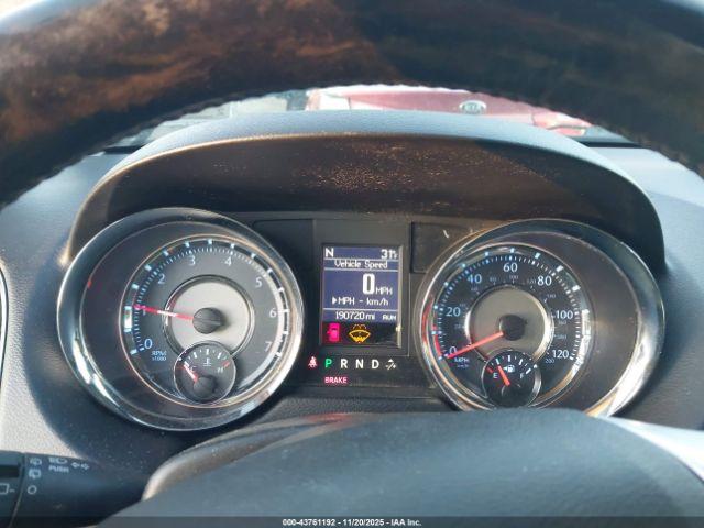 Chrysler Town & Country Touring-l Image 2