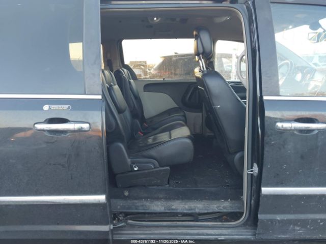 Chrysler Town & Country Touring-l Image 4