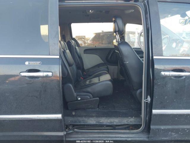 Chrysler Town & Country Touring-l Image 4