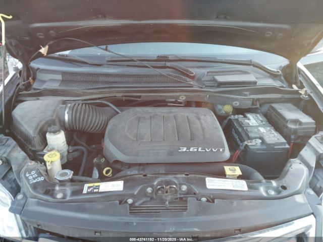 Chrysler Town & Country Touring-l Image 5