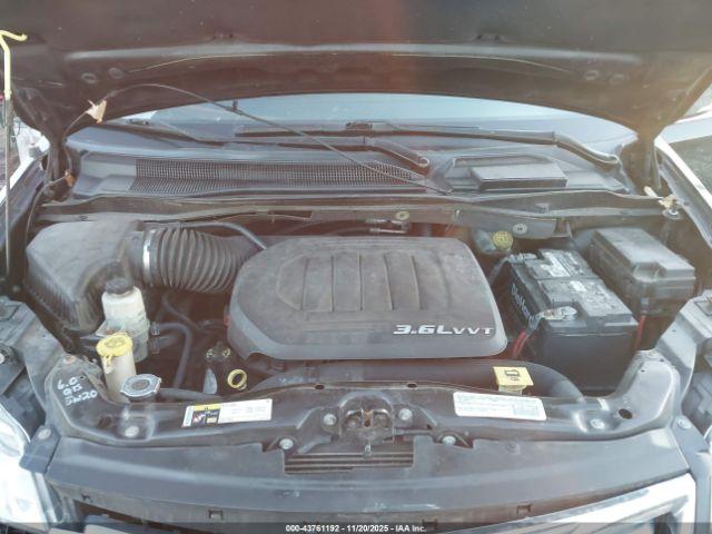 Chrysler Town & Country Touring-l Image 5