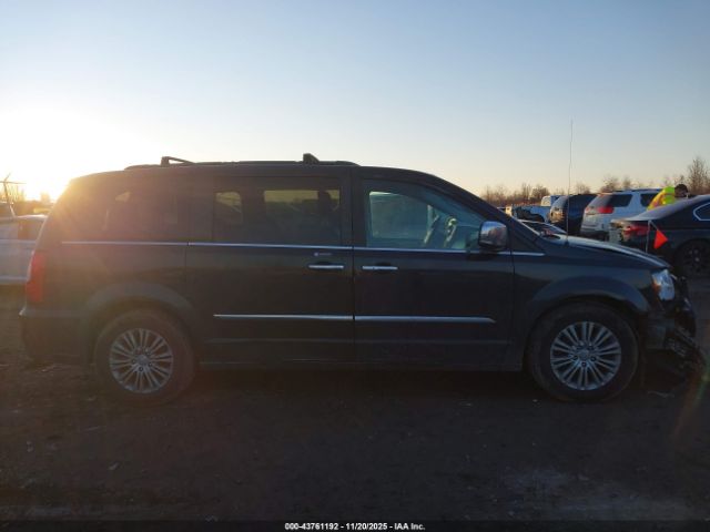 Chrysler Town & Country Touring-l Image 12