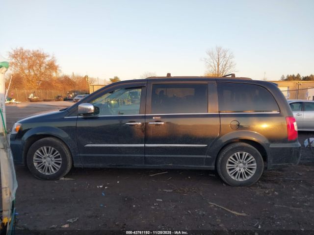 Chrysler Town & Country Touring-l Image 8