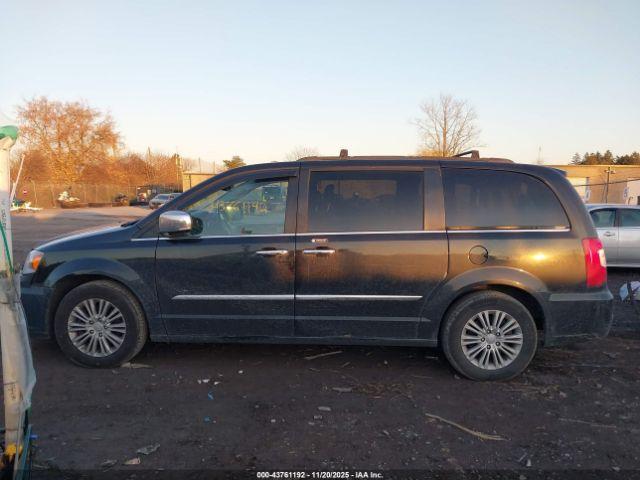 Chrysler Town & Country Touring-l Image 8