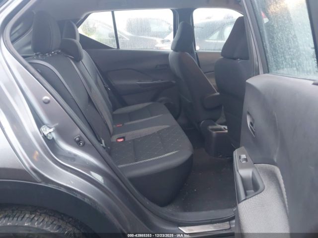 Nissan Kicks S Image 2